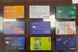 Nhân viên ngân hàng cảnh giác, ‘lộ’ người đàn ông sử dụng 2 giấy tờ tùy thân