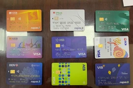 Nhân viên ngân hàng cảnh giác, ‘lộ’ người đàn ông sử dụng 2 giấy tờ tùy thân