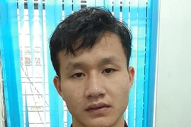 Vờ mua điện thoại, đâm trọng thương chủ cửa hàng