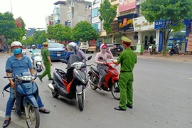 Kiểm soát, xử lý nghiêm cá nhân vi phạm quy định giãn cách xã hội địa bàn cửa ngõ Thủ đô