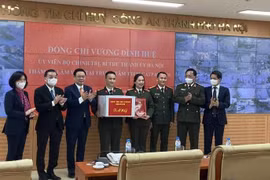 Bí thư Thành ủy Hà Nội Vương Đình Huệ kiểm tra công tác ứng trực Tết tại Trung tâm Thông tin chỉ huy CATP: “Đến, để thấy được vì sao phạm pháp hình sự địa bàn Thủ đô giảm”