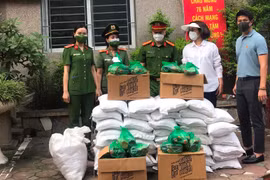 200 phần quà đến với sinh viên, người lao động tỉnh ngoài ‘mắc kẹt’ vì Covid