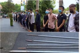 Khởi tố 14 ‘trẻ trâu’ mang hung khí, lạng lách trên đường