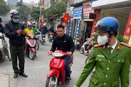 Công an quận Hà Đông: Xử lý 38 trường hợp không đeo khẩu trang nơi công cộng