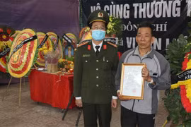 Thăng cấp bậc hàm đối với Thiếu tá Công an hy sinh trong khi bắt tội phạm ma túy