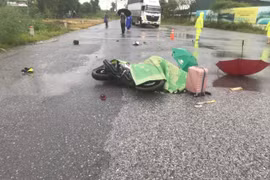 Vụ 2 người bị sét đánh tử vong tại Hà Nội: Cháy xém mũ bảo hiểm và da đầu