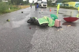 Vụ 2 người bị sét đánh tử vong tại Hà Nội: Cháy xém mũ bảo hiểm và da đầu