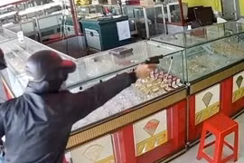 Đe dọa chủ hiệu vàng, cướp trang sức trị giá khoảng 100 triệu đồng