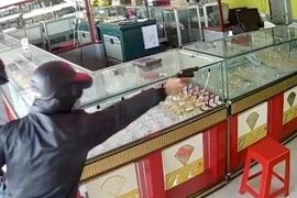 Đe dọa chủ hiệu vàng, cướp trang sức trị giá khoảng 100 triệu đồng
