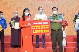Công an Hà Nội ủng hộ 1 tỷ đồng vào chương trình “Hà Nội chung tay hành động đẩy lùi dịch Covid-19”