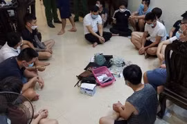 Đột kích ổ bạc ‘họp’ xuyên đêm, phát hiện tiền tỷ