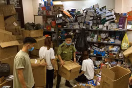 Đột kích hàng loạt cơ sở ‘đen’, kinh doanh thiết bị điện tử, mỹ phẩm