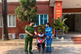 Công an quận Nam Từ Liêm tặng xe máy mới cho chị lao công bị cướp trong đêm