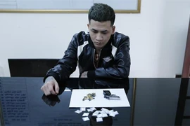 Thu súng, đạn, ma túy của quản lý quán karaoke