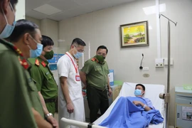 Chiến sỹ Công an bị thương khi ngăn chặn, xử lý hành vi vi phạm giao thông tại chốt kiểm dịch Covid-19