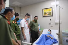 Chiến sỹ Công an bị thương khi ngăn chặn, xử lý hành vi vi phạm giao thông tại chốt kiểm dịch Covid-19