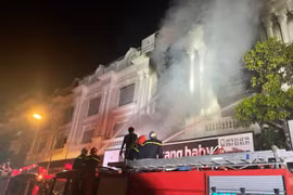 Hàng chục cán bộ, chiến sỹ cùng nhiều phương tiện chuyên dụng tham gia dập tắt đám cháy tại shop quần áo khu Ninh Hiệp