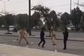 Hé lộ nguyên nhân gã trai dùng côn tấn công Cảnh sát giao thông