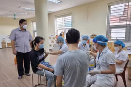 Ban Thường vụ và lãnh đạo quận trực tiếp kiểm tra, đôn đốc công tác tiêm phòng dịch Covid