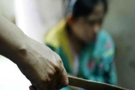 Truy bắt người đàn ông sát hại vợ