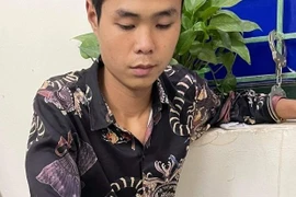 Trông thấy người đi đường, gã trai vứt lại xe máy và ma túy tháo chạy 