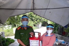 Chiến sỹ Công an đón sinh nhật tại…chốt cách ly phòng chống Covid-19