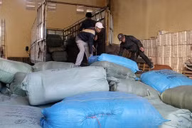 Thu giữ lượng hàng cực lớn các thương hiệu LV, Versace, Burberry…tại chợ Ninh Hiệp