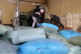 Thu giữ lượng hàng cực lớn các thương hiệu LV, Versace, Burberry…tại chợ Ninh Hiệp