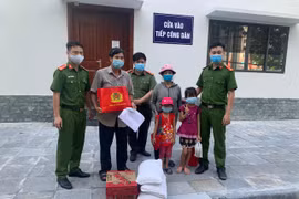 Hỗ trợ nhu yếu phẩm cho các công dân khiếu kiện