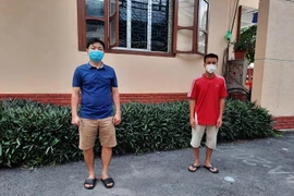 ‘Găm’ hơn 10 giấy xét nghiệm SARS-CoV-2 định băng qua chốt kiểm dịch