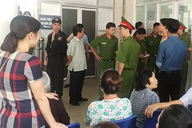 Con mâu thuẫn vì đá gà, bố đâm trọng thương 5 người