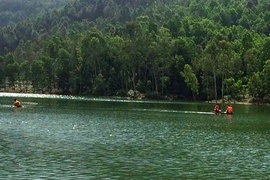 Lật thuyền chở vật liệu xây mộ, 1 người tử vong