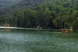 Lật thuyền chở vật liệu xây mộ, 1 người tử vong