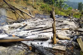 Cãi nhau với bố mẹ, "ma men" phóng hỏa đốt nhà