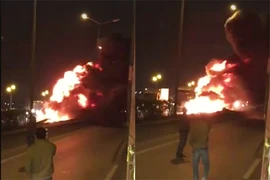 Hà Nội: Xe container bốc cháy trên cầu Thanh Trì