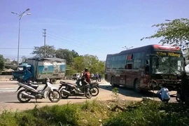 Hai ô tô đâm nhau trực diện, phụ xe văng xuống đường