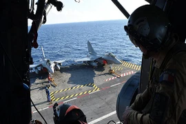 Máy bay từ tàu sân bay Charles de Gaulle của Pháp bắt đầu không kích IS