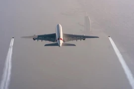 Video người bay vận tốc kinh hoàng cùng máy bay Airbus A380