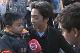 Hậu vụ khủng bố ở Paris, cha dạy con: "Chúng có súng, còn chúng ta có hoa"