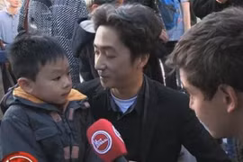 Hậu vụ khủng bố ở Paris, cha dạy con: "Chúng có súng, còn chúng ta có hoa"