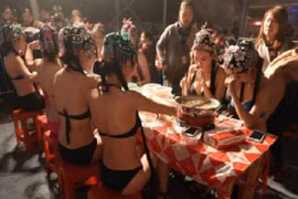 Đại tiệc lẩu ngoài trời biến thành đại tiệc… bikini nóng bỏng