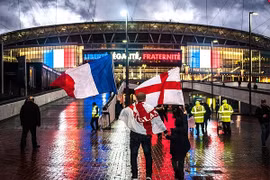 Hậu vụ khủng bố 13-11: Nước Pháp đang "cháy hàng" cờ tổ quốc