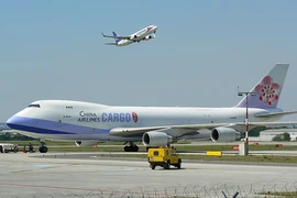 Tước giấy phép lái xe băng chuyền đâm vào bụng máy bay China Airlines