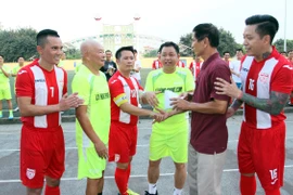 Bằng Kiều "đối đầu" Hồng Sơn trong trận đấu bóng đá từ thiện đầy ý nghĩa