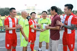 Bằng Kiều "đối đầu" Hồng Sơn trong trận đấu bóng đá từ thiện đầy ý nghĩa