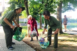 Tình nguyện nhặt rác để Thủ đô thêm xanh-sạch-đẹp