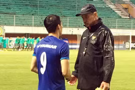 Công Vinh xúc động gặp lại thầy cũ Riedl trên đất Indonesia