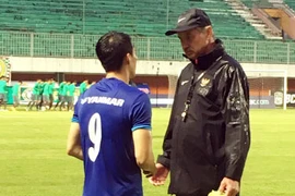 Công Vinh xúc động gặp lại thầy cũ Riedl trên đất Indonesia