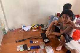 Cặp đôi bố - con chuyên buôn ma túy, tàng trữ súng tự chế