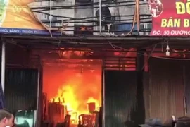 Cháy xưởng gỗ rộng 700 m2 ở huyện Thạch Thất